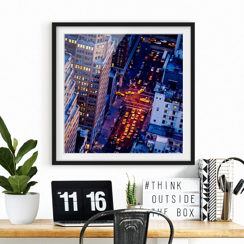 

Póster enmarcado - Manhattan Taxi Lights Dimensión LxA: 50cm x 50cm, Marco: Negro