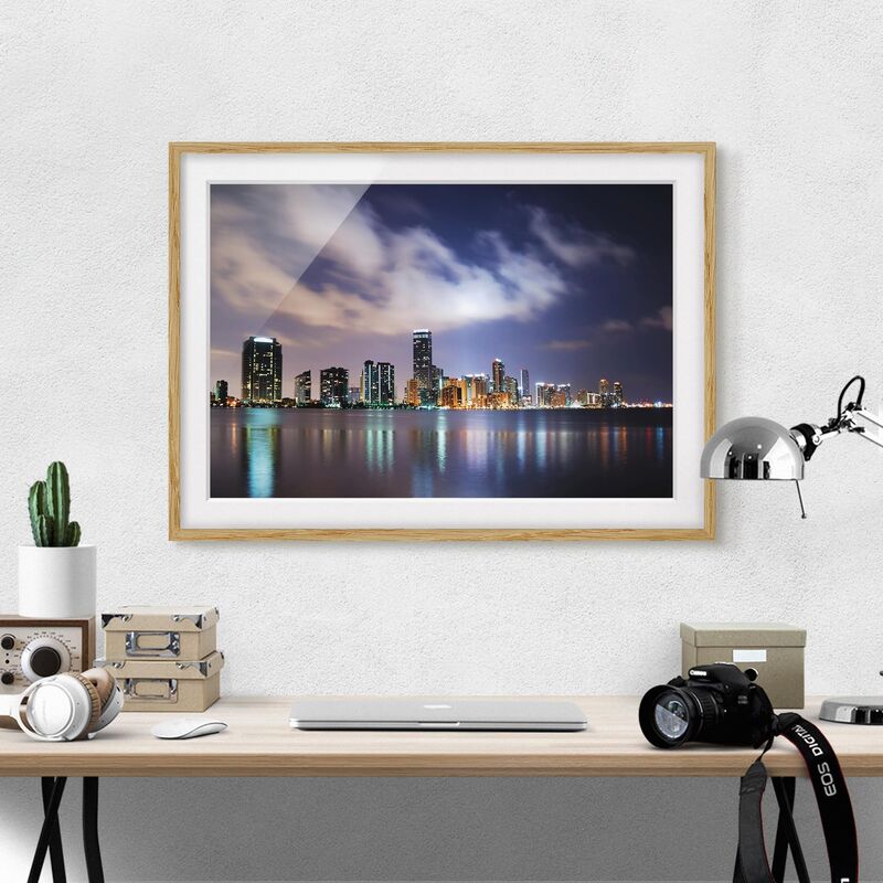 

Póster enmarcado - Miami At Night Dimensión LxA: 50cm x 70cm, Marco: Roble
