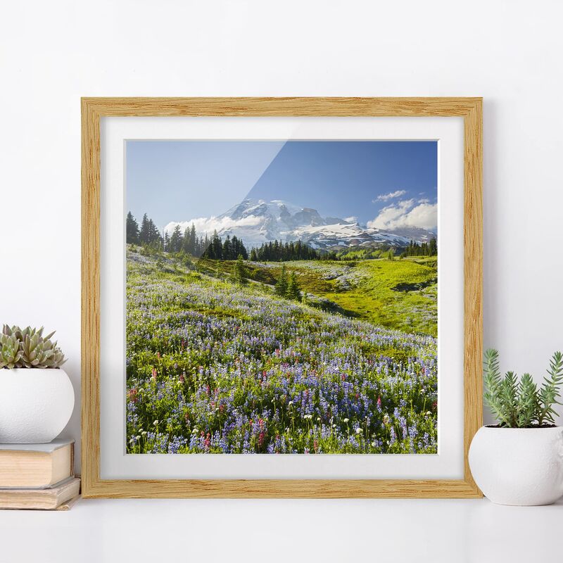 

Póster enmarcado - Mountain Meadow With Flowers In Front Of Mt. Rainier Dimensión LxA: 50cm x 50cm, Marco: Roble