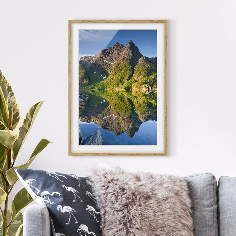 

Póster enmarcado - Mountain Landscape With Water Reflection In Norway Dimensión LxA: 55cm x 40cm, Marco: Roble