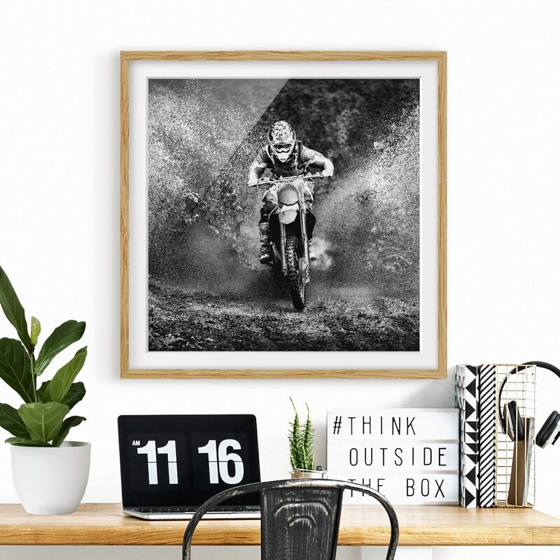 

Póster enmarcado - Motocross In The Mud Dimensión LxA: 50cm x 50cm, Marco: Roble