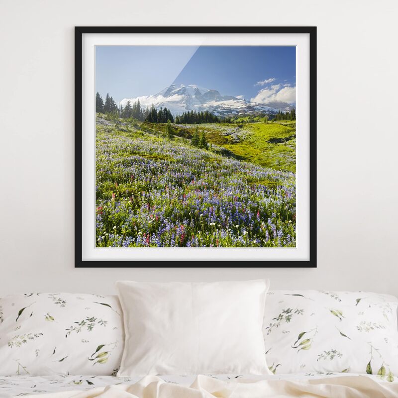 

Póster enmarcado - Mountain Meadow With Flowers In Front Of Mt. Rainier Dimensión LxA: 70cm x 70cm, Marco: Negro