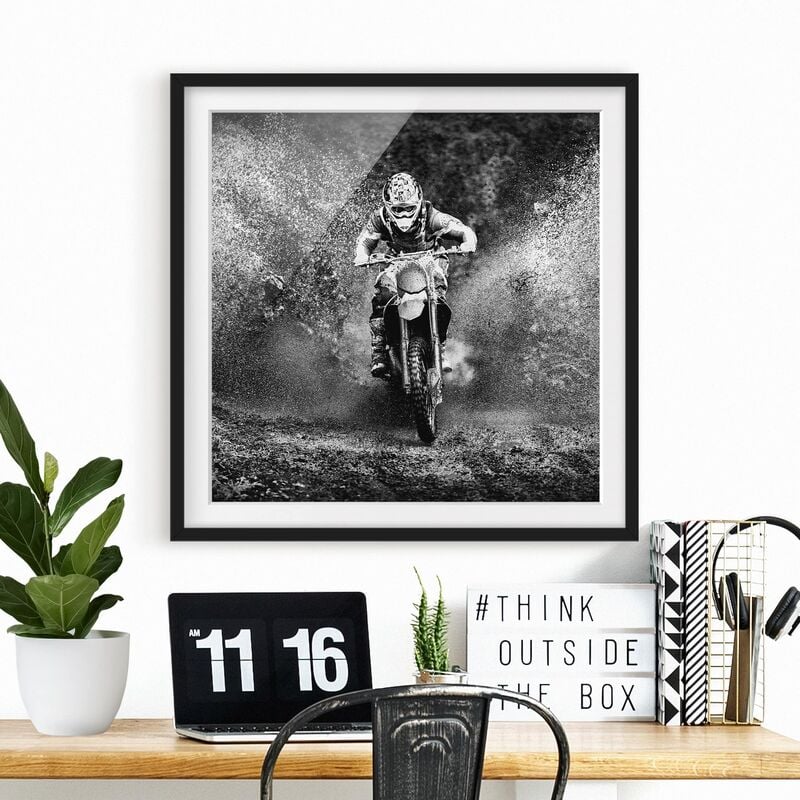 

Póster enmarcado - Motocross In The Mud Dimensión LxA: 30cm x 30cm, Marco: Negro