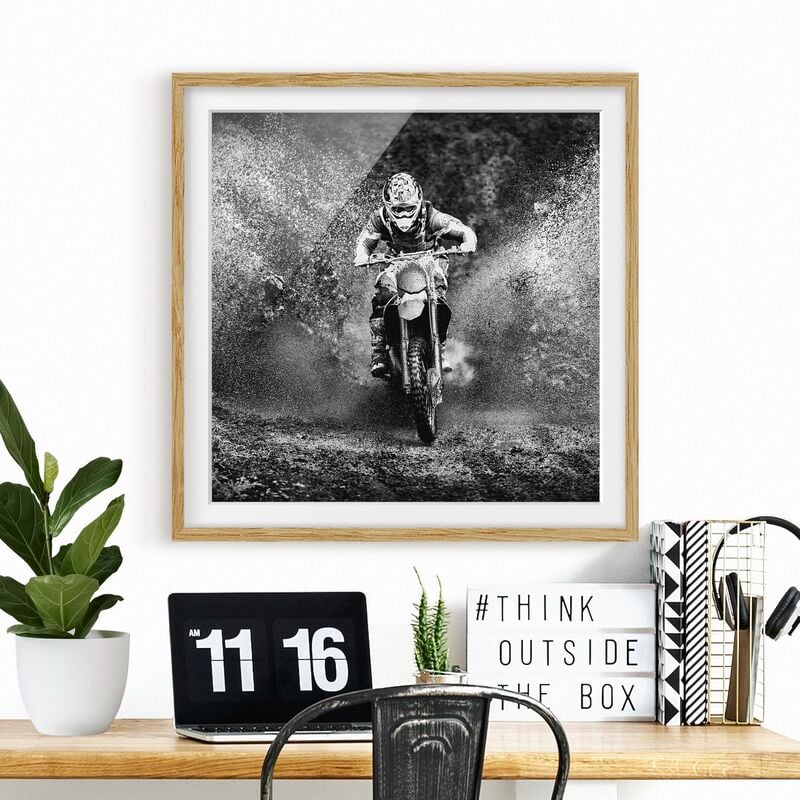 

Póster enmarcado - Motocross In The Mud Dimensión LxA: 20cm x 20cm, Marco: Roble