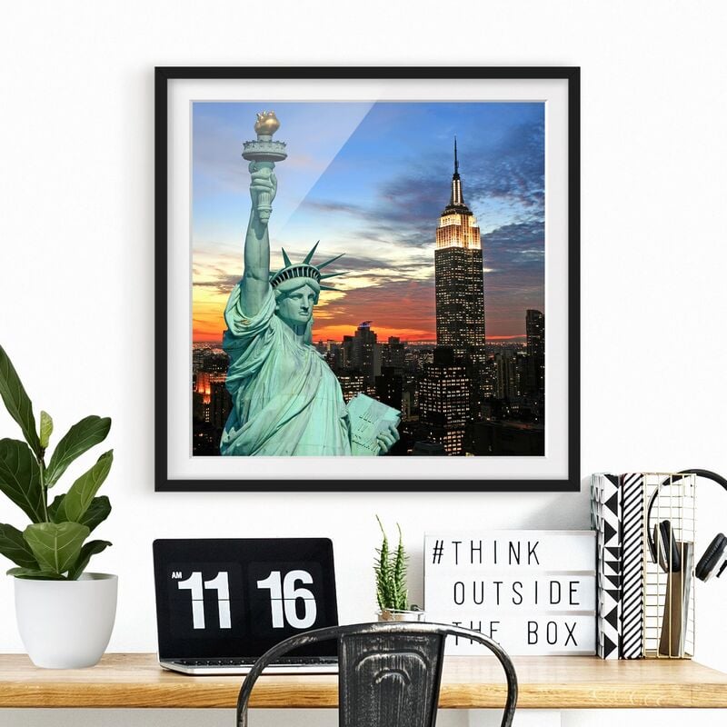 

Póster enmarcado - New York At Night Dimensión LxA: 50cm x 50cm, Marco: Negro