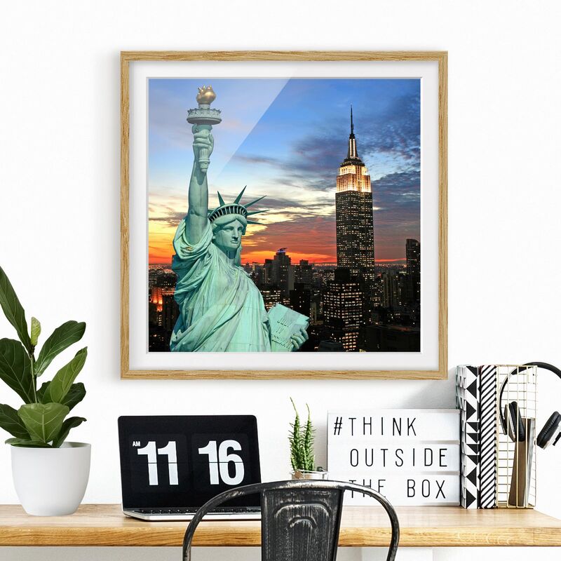 

Póster enmarcado - New York At Night Dimensión LxA: 70cm x 70cm, Marco: Roble