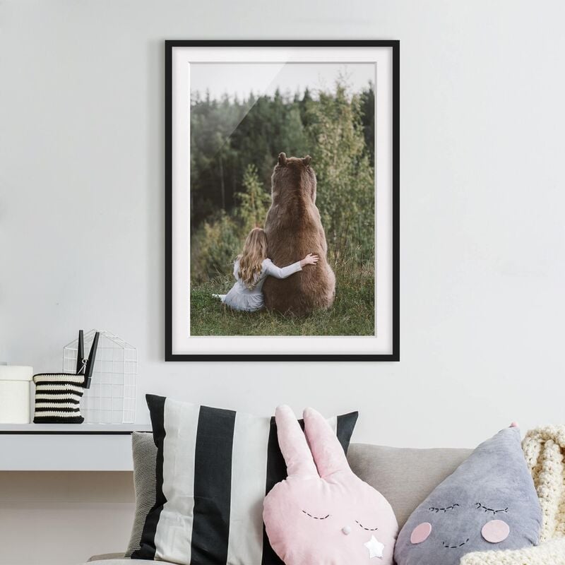 

Póster enmarcado - Ragazza Con Brown Bear Dimensión LxA: 24cm x 18cm, Marco: Negro