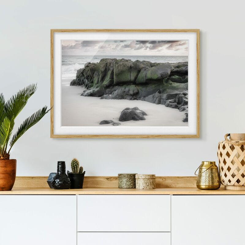 

Póster enmarcado - Rocce sulla spiaggia Dimensión LxA: 70cm x 100cm, Marco: Roble