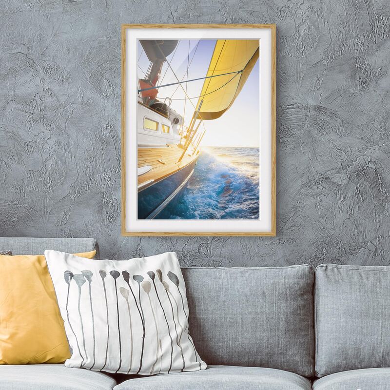 

Póster enmarcado - Sailboat On Blue Sea In Sunshine Dimensión LxA: 100cm x 70cm, Marco: Roble
