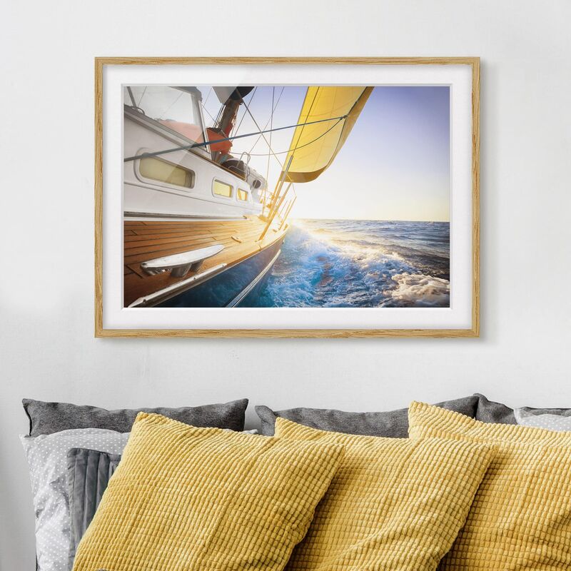 

Póster enmarcado - Sailboat On Blue Sea In Sunshine Dimensión LxA: 18cm x 24cm, Marco: Roble