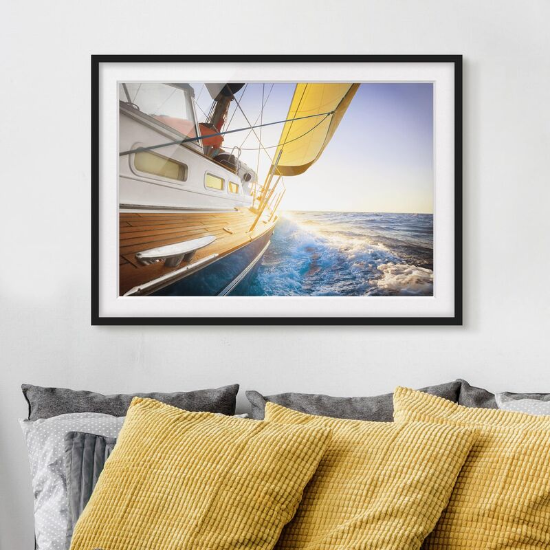 

Póster enmarcado - Sailboat On Blue Sea In Sunshine Dimensión LxA: 18cm x 24cm, Marco: Negro