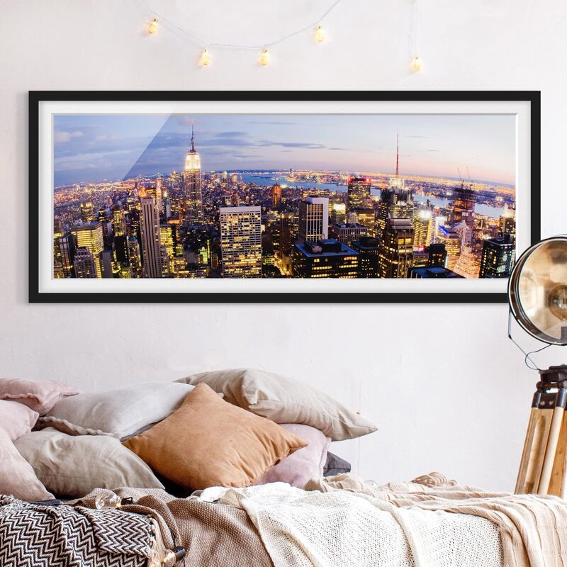 

Póster enmarcado - Skyline Di New York Durante La Notte Dimensión LxA: 20cm x 50cm, Marco: Negro