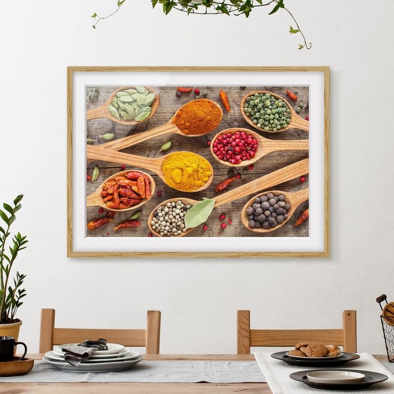 

Póster enmarcado - Spices On Wooden Spoon Dimensión LxA: 18cm x 24cm, Marco: Roble
