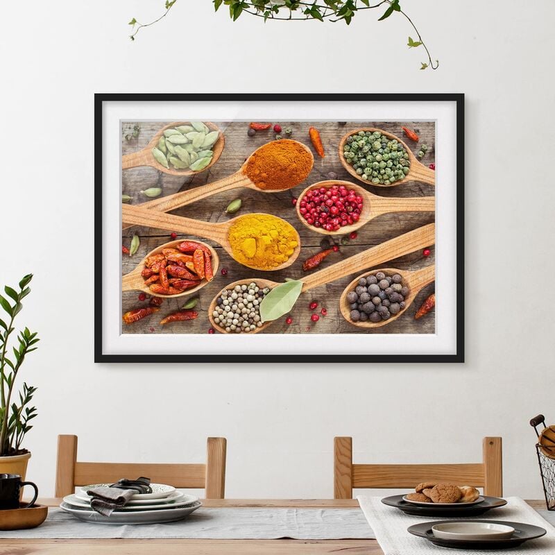 

Póster enmarcado - Spices On Wooden Spoon Dimensión LxA: 30cm x 40cm, Marco: Negro