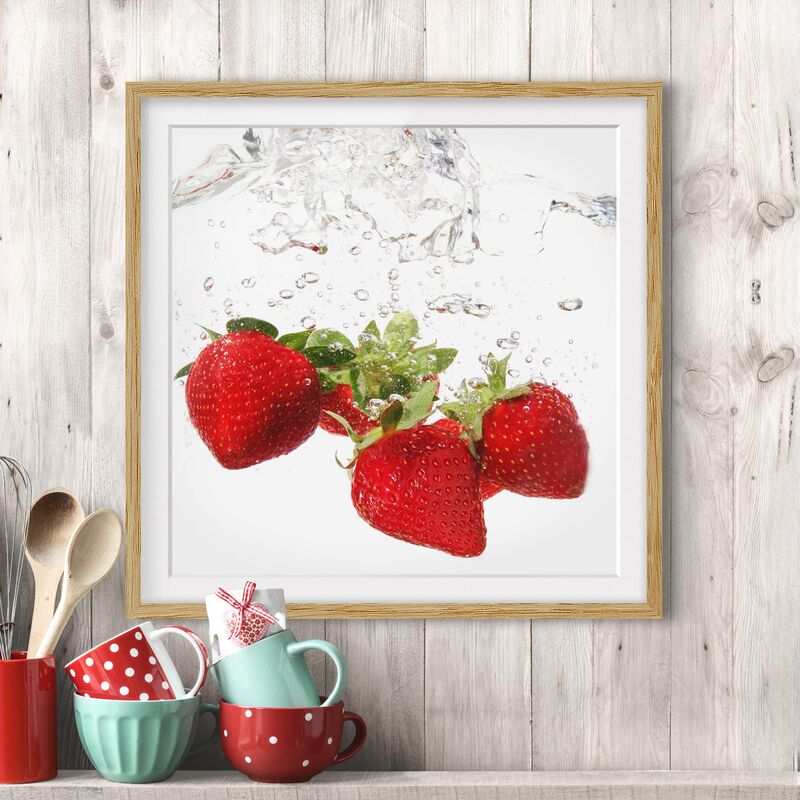 

Póster enmarcado - Strawberry Water Dimensión LxA: 50cm x 50cm, Marco: Roble