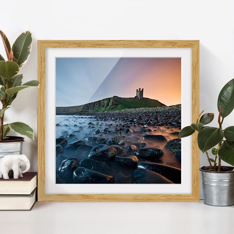 

Póster enmarcado - Sunrise With Fog At Dunstanburgh Castle Dimensión LxA: 70cm x 70cm, Marco: Roble