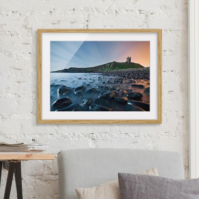 

Póster enmarcado - Sunrise With Fog At Dunstanburgh Castle Dimensión LxA: 40cm x 55cm, Marco: Roble