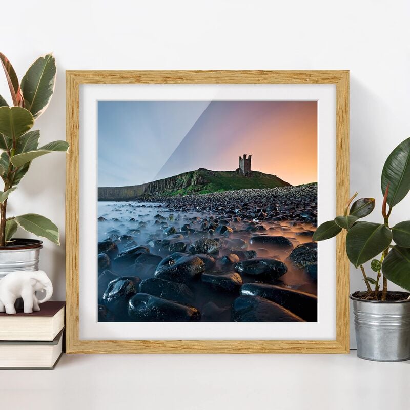 

Póster enmarcado - Sunrise With Fog At Dunstanburgh Castle Dimensión LxA: 30cm x 30cm, Marco: Roble
