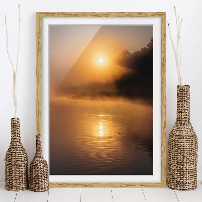 

Póster enmarcado - Sunrise On The Lake With Deer In The Fog Dimensión LxA: 24cm x 18cm, Marco: Roble