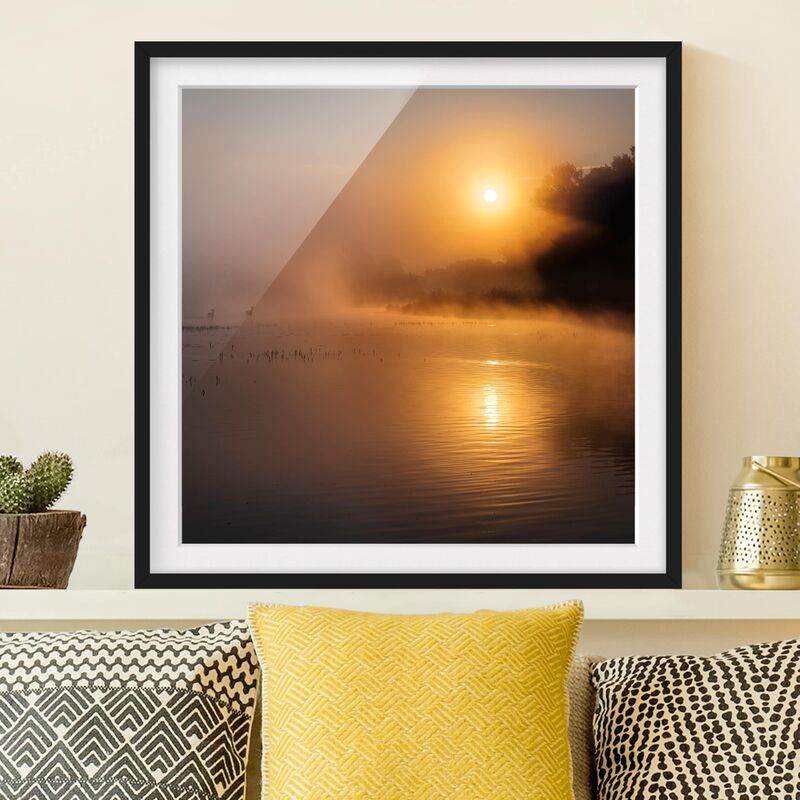 

Póster enmarcado - Sunrise On The Lake With Deer In The Fog Dimensión LxA: 20cm x 20cm, Marco: Negro