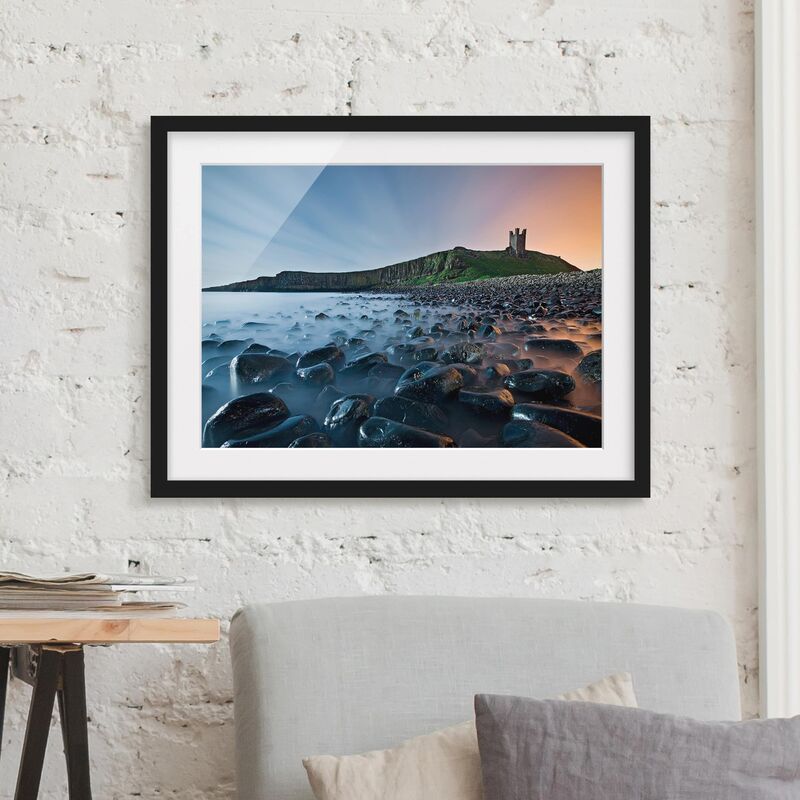

Póster enmarcado - Sunrise With Fog At Dunstanburgh Castle Dimensión LxA: 18cm x 24cm, Marco: Negro