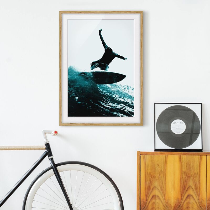 

Póster enmarcado - Surfing Hero Dimensión LxA: 24cm x 18cm, Marco: Roble