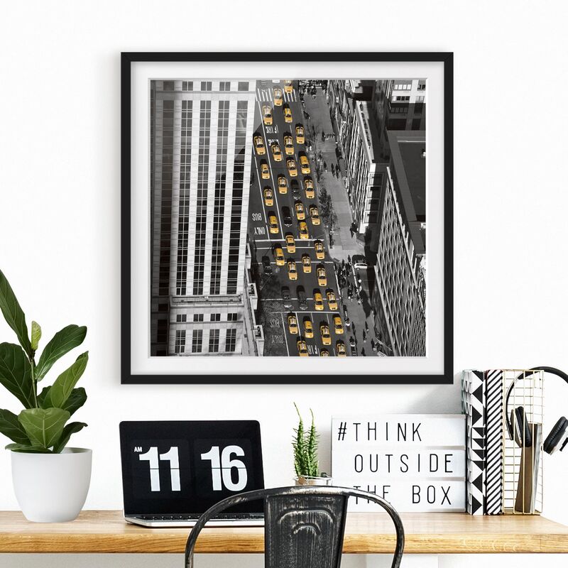 

Póster enmarcado - Taxi Traffic In Manhattan Dimensión LxA: 30cm x 30cm, Marco: Negro