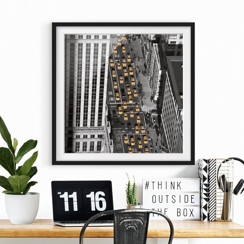 

Póster enmarcado - Taxi Traffic In Manhattan Dimensión LxA: 50cm x 50cm, Marco: Negro
