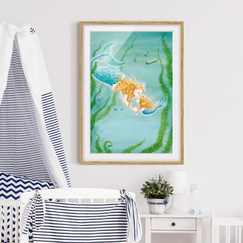 

Póster enmarcado - The Queen Gives Matilda A Kiss Dimensión LxA: 24cm x 18cm, Marco: Roble