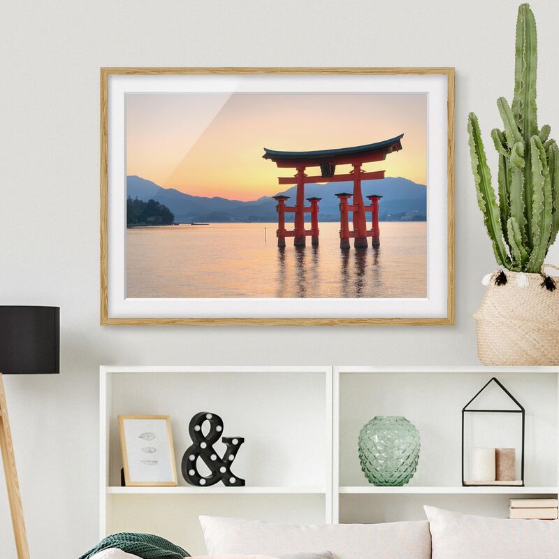 

Póster enmarcado - Torii At Itsukushima Dimensión LxA: 30cm x 40cm, Marco: Roble