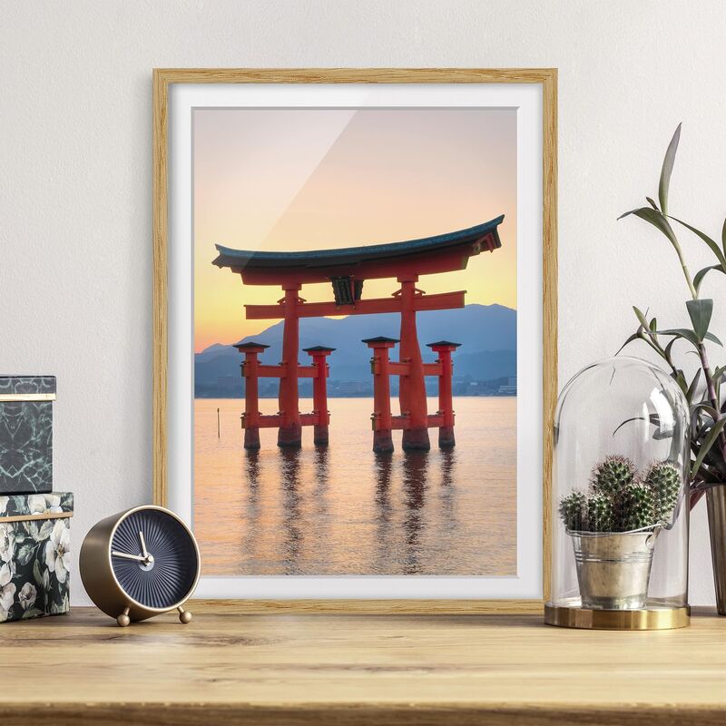 

Póster enmarcado - Torii At Itsukushima Dimensión LxA: 70cm x 50cm, Marco: Roble