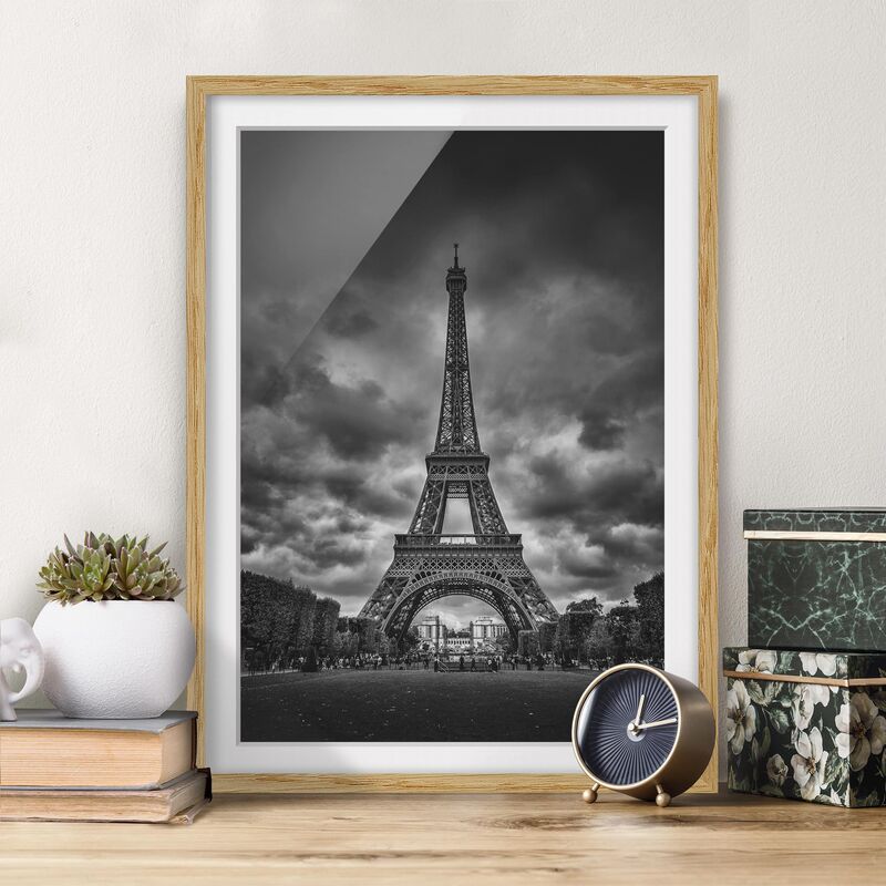 

Póster enmarcado - Torre Eiffel Davanti Nubi In Bianco e nero Dimensión LxA: 70cm x 50cm, Marco: Roble