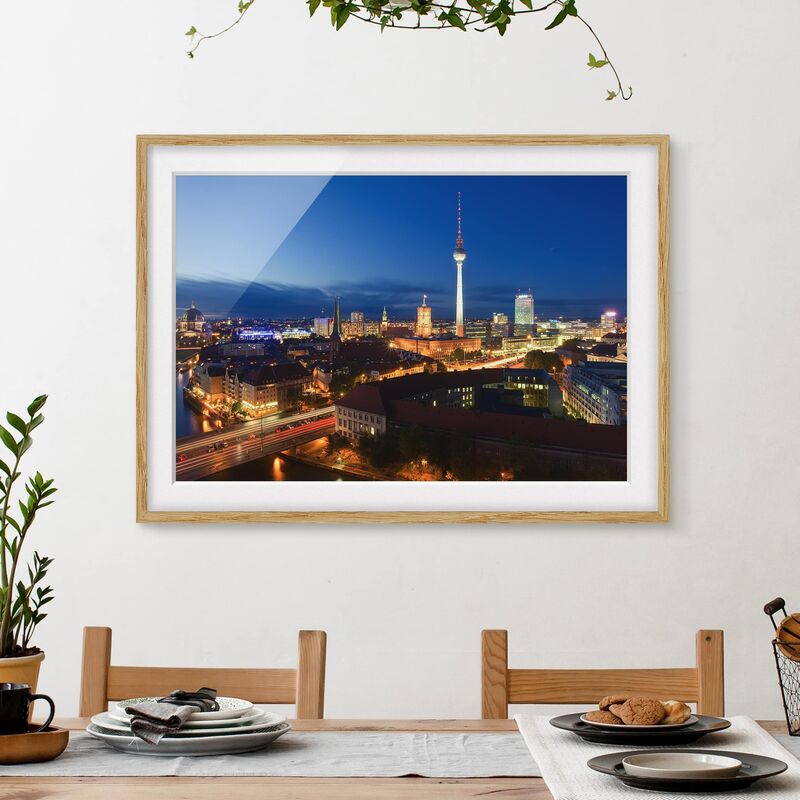 

Póster enmarcado - TV Tower At Night Dimensión LxA: 50cm x 70cm, Marco: Roble