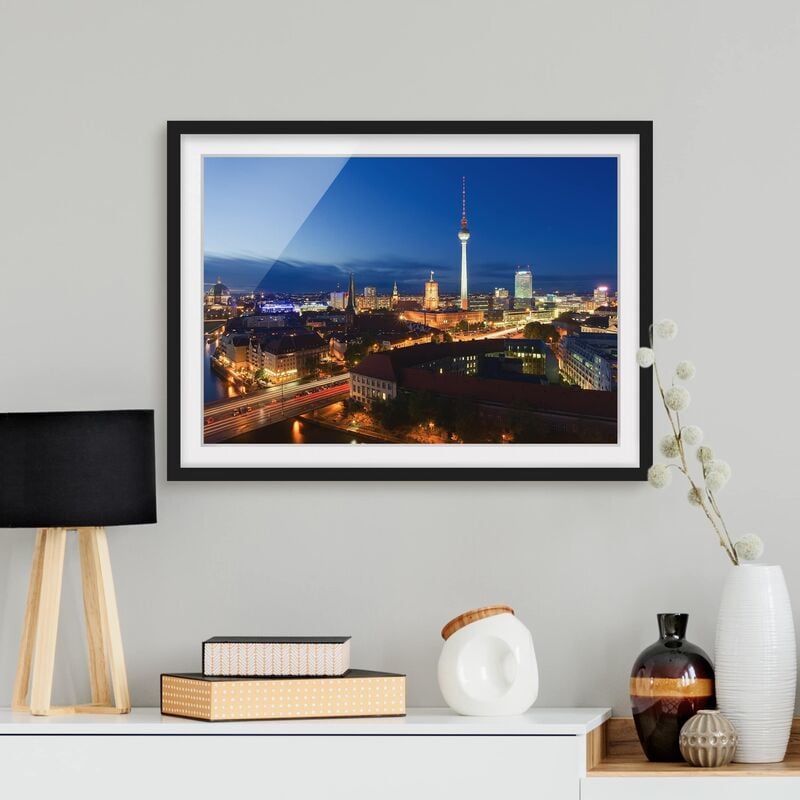 

Póster enmarcado - TV Tower At Night Dimensión LxA: 40cm x 55cm, Marco: Negro