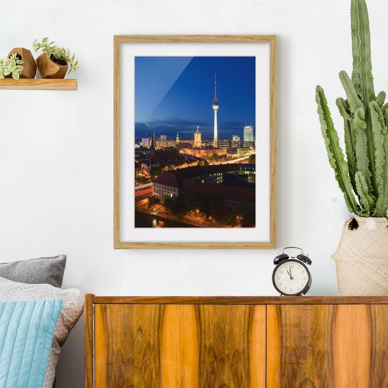 

Póster enmarcado - Tv Tower At Night Dimensión LxA: 40cm x 30cm, Marco: Roble
