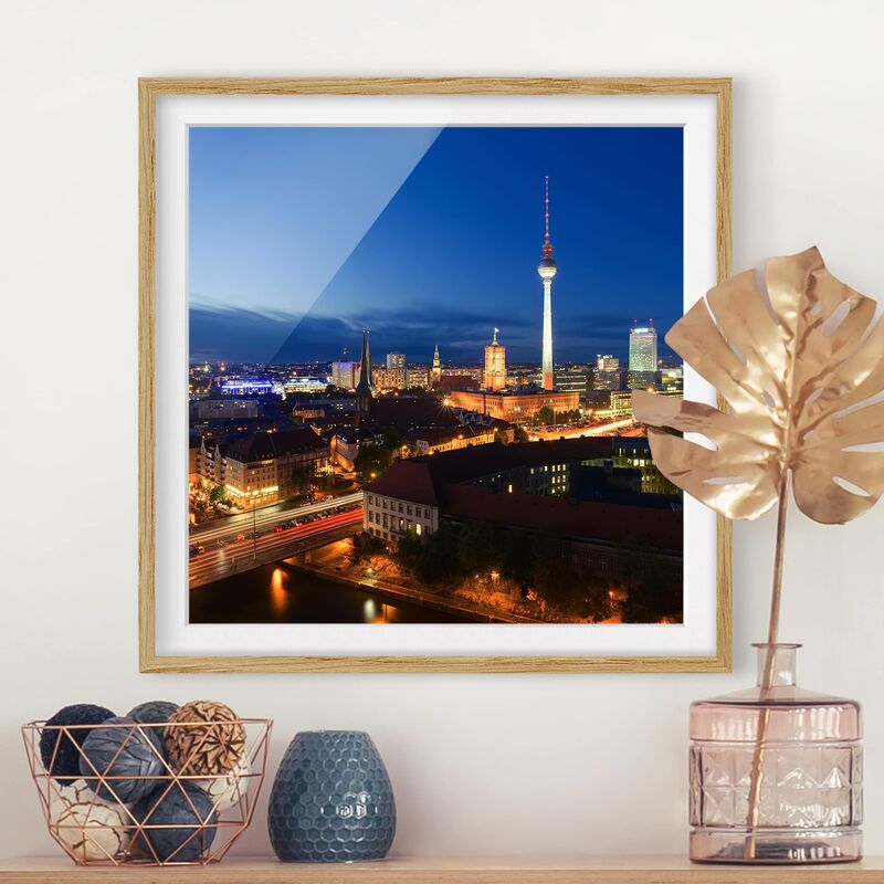 

Póster enmarcado - TV Tower At Night Dimensión LxA: 50cm x 50cm, Marco: Roble