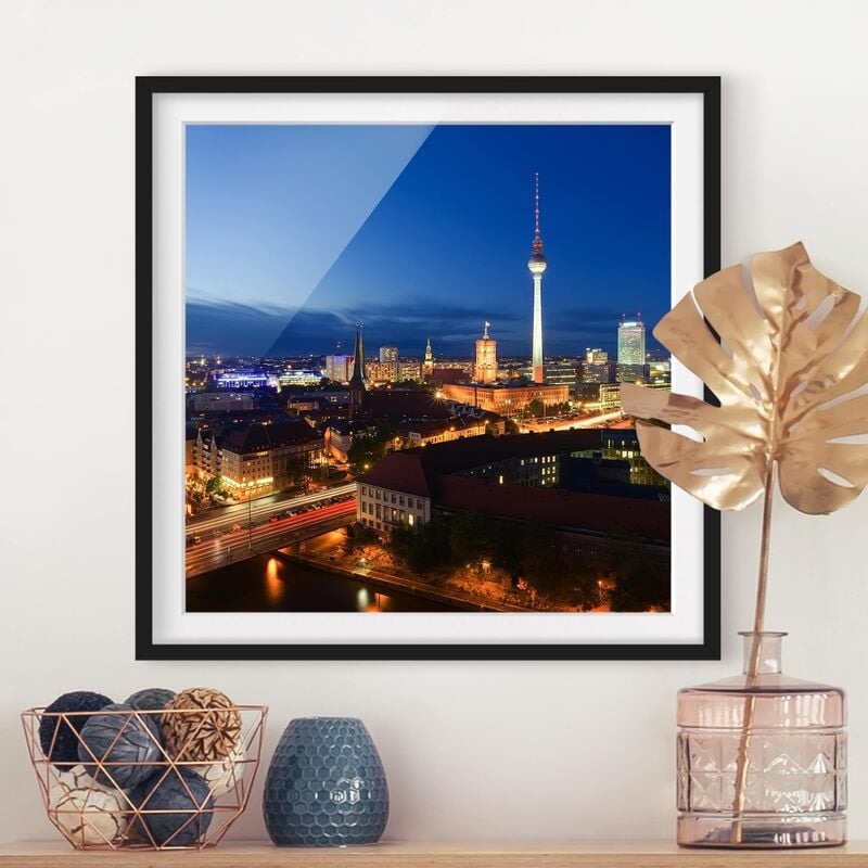 

Póster enmarcado - TV Tower At Night Dimensión LxA: 70cm x 70cm, Marco: Negro