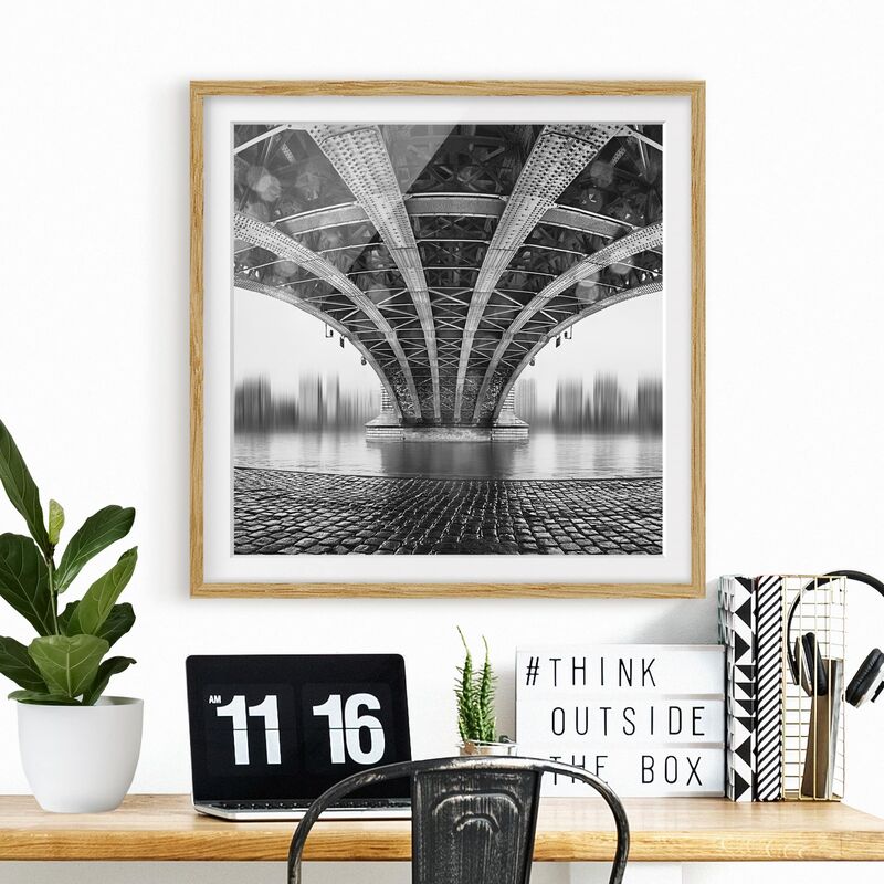 

Póster enmarcado - Under The Iron Bridge Dimensión LxA: 50cm x 50cm, Marco: Roble