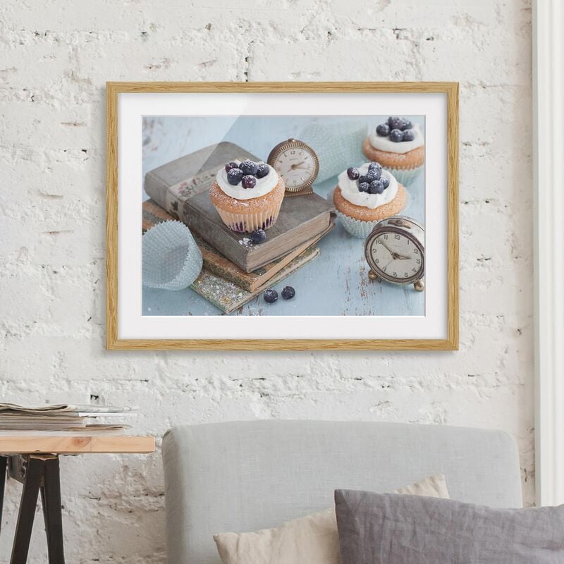 

Póster enmarcado - Vintage Cupcakes With Alarm Clock Dimensión LxA: 18cm x 24cm, Marco: Roble