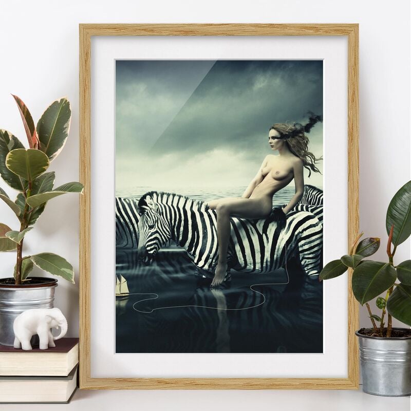 

Póster enmarcado - Woman Posing With Zebras Dimensión LxA: 40cm x 30cm, Marco: Roble