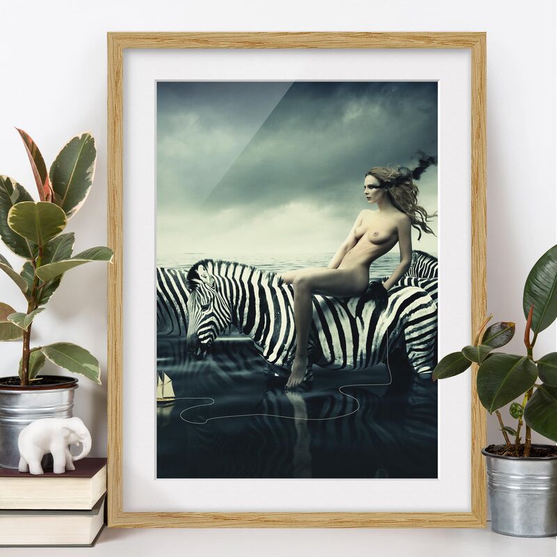 

Póster enmarcado - Woman Posing With Zebras Dimensión LxA: 100cm x 70cm, Marco: Roble