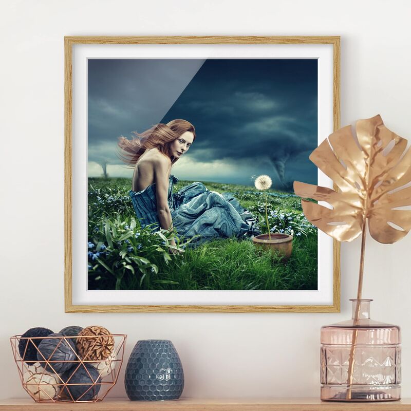 

Póster enmarcado - Woman In Storm Dimensión LxA: 50cm x 50cm, Marco: Roble