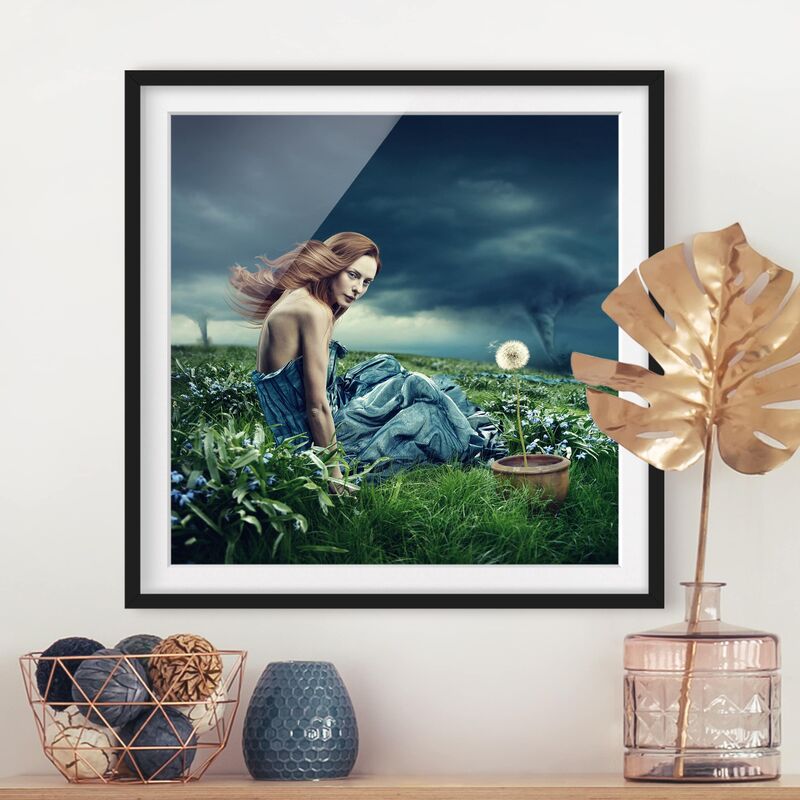 

Póster enmarcado - Woman In Storm Dimensión LxA: 70cm x 70cm, Marco: Negro