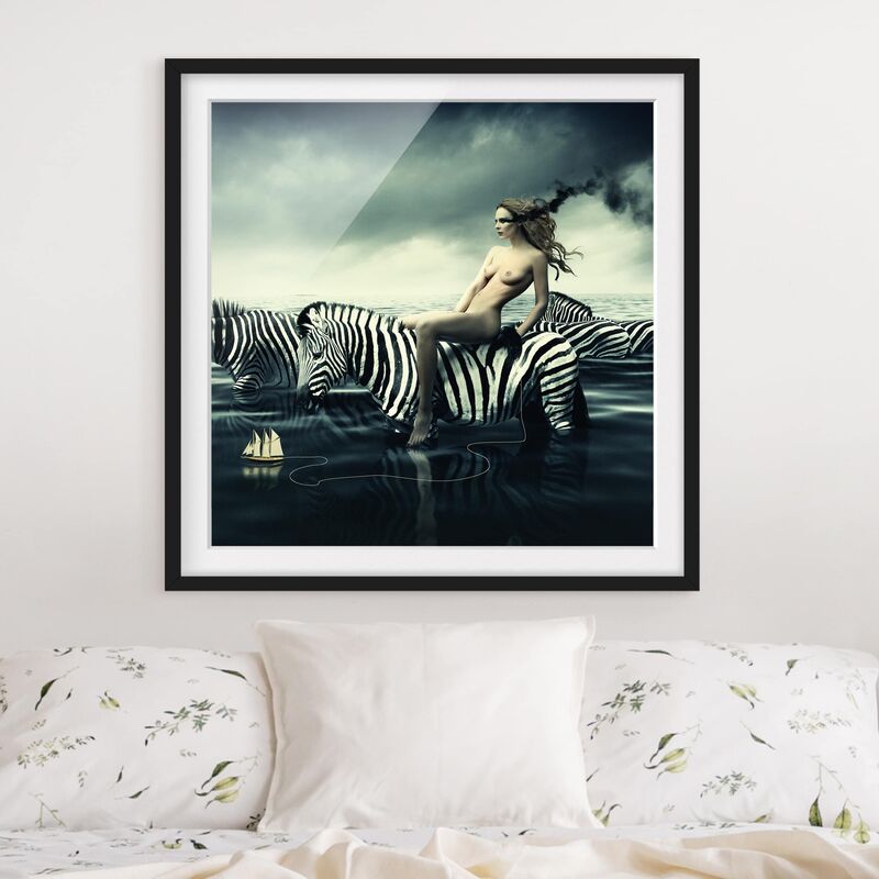 

Póster enmarcado - Woman Posing With Zebras Dimensión LxA: 70cm x 70cm, Marco: Negro