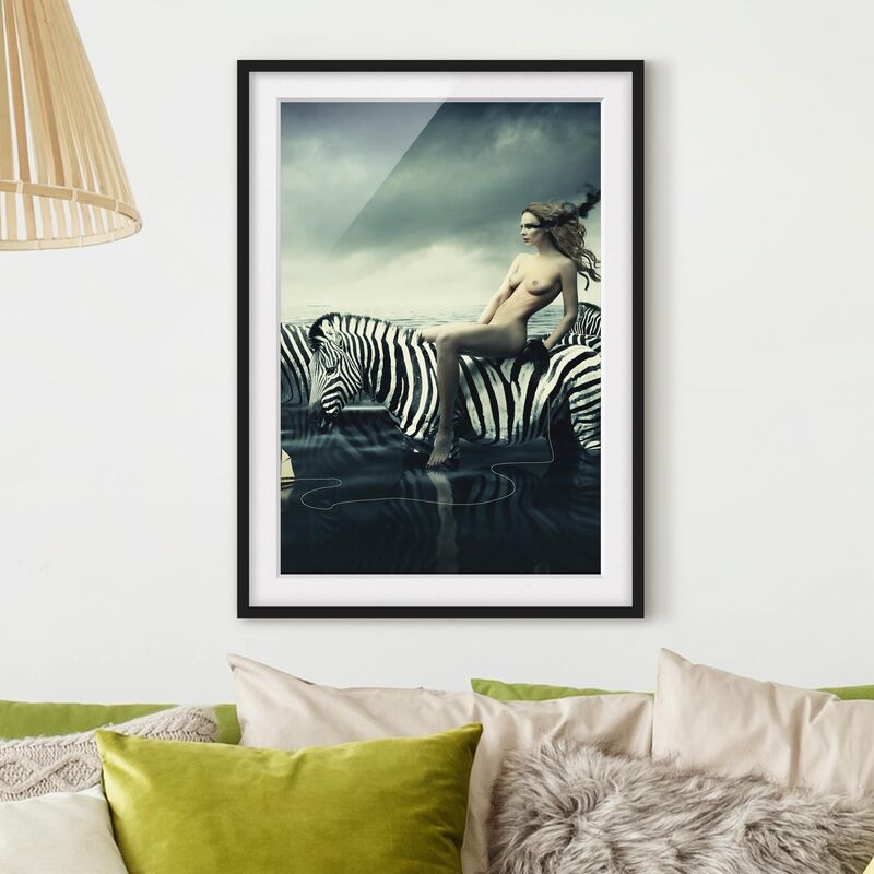 

Póster enmarcado - Woman Posing With Zebras Dimensión LxA: 24cm x 18cm, Marco: Negro