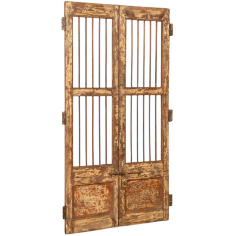 Puerta corredera medieval antigua interior o exterior de madera maciza y hierro