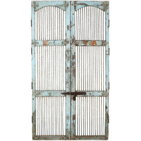 Puerta corredera medieval antigua interior o exterior de madera maciza y hierro