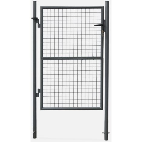 Puerta de jardín de metal con cerradura