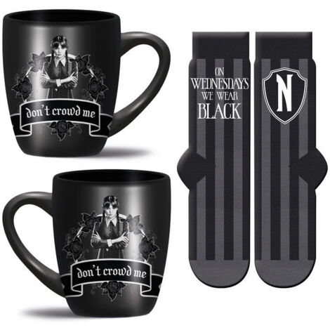 Pyramid International Juego de taza y calcetines para el miércoles [úsalo negro] - Elegante diseño de miércoles, incluye calcetines negros acogedores, impresionante regalo para los fanáticos, duradero