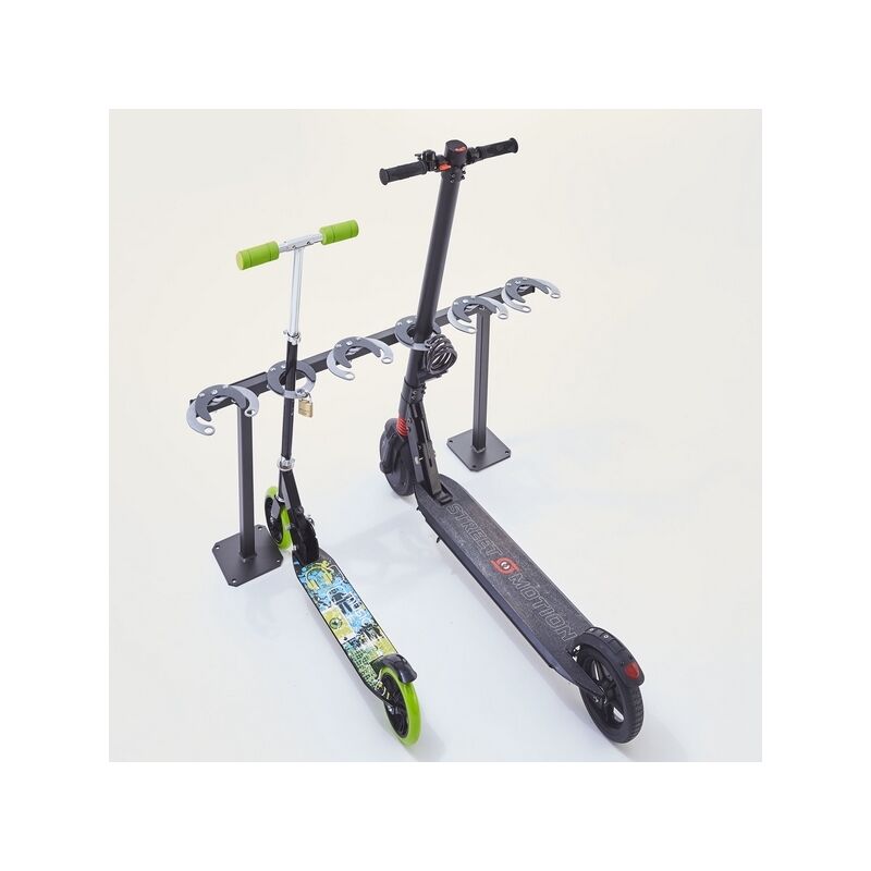 Range 6 trottinettes côte à côte sur pied